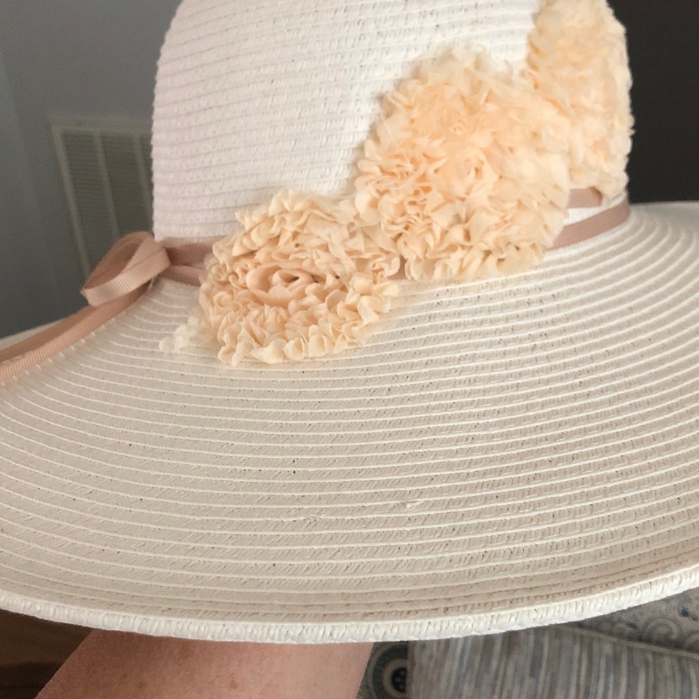 Women’s Wide Brim Sun Hat with Peach Flower Trim